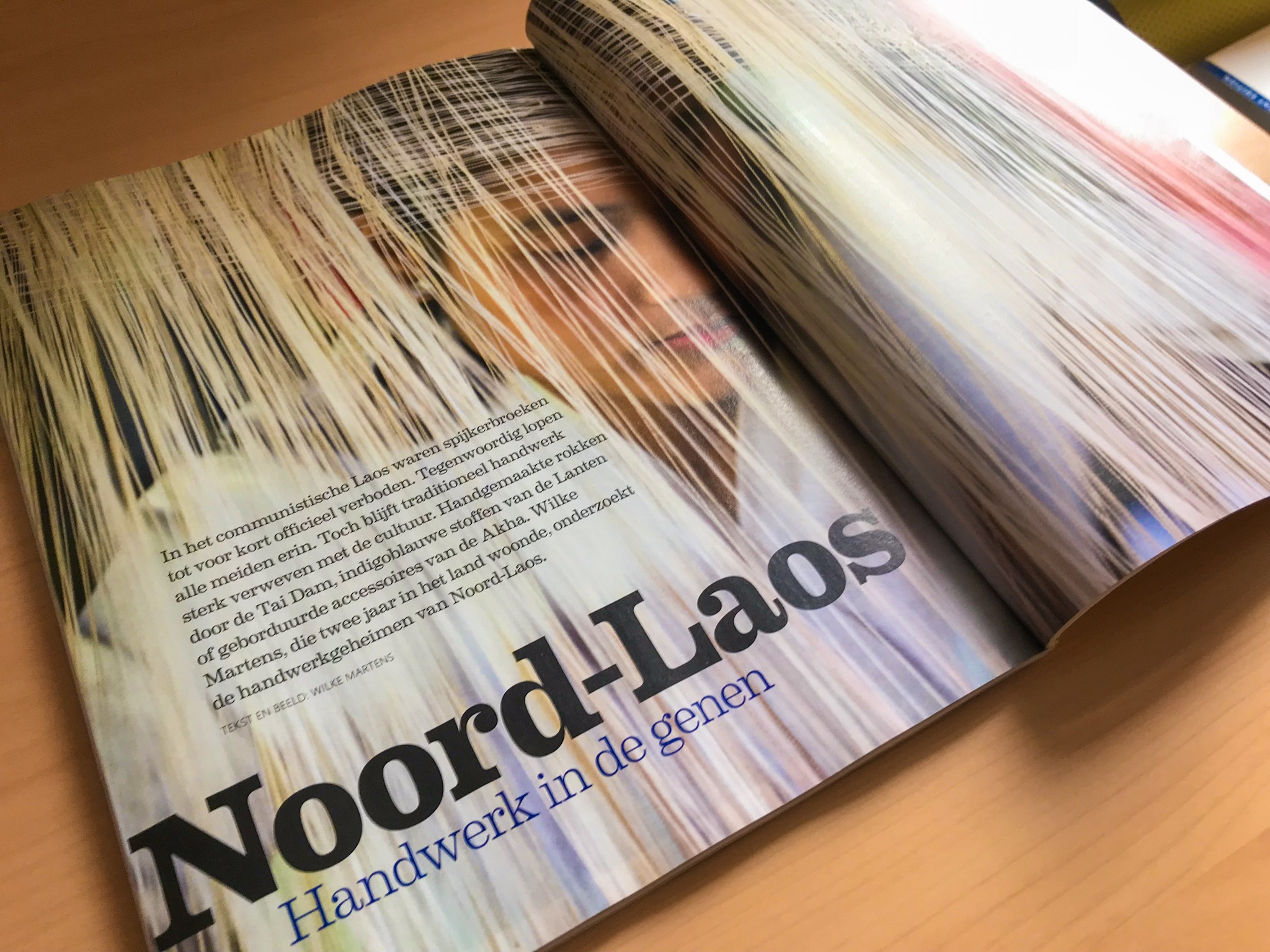 Een foto van Zin Magazine, opengeslagen op het artikel 'Noord-Laos, handwerk in de genen'.