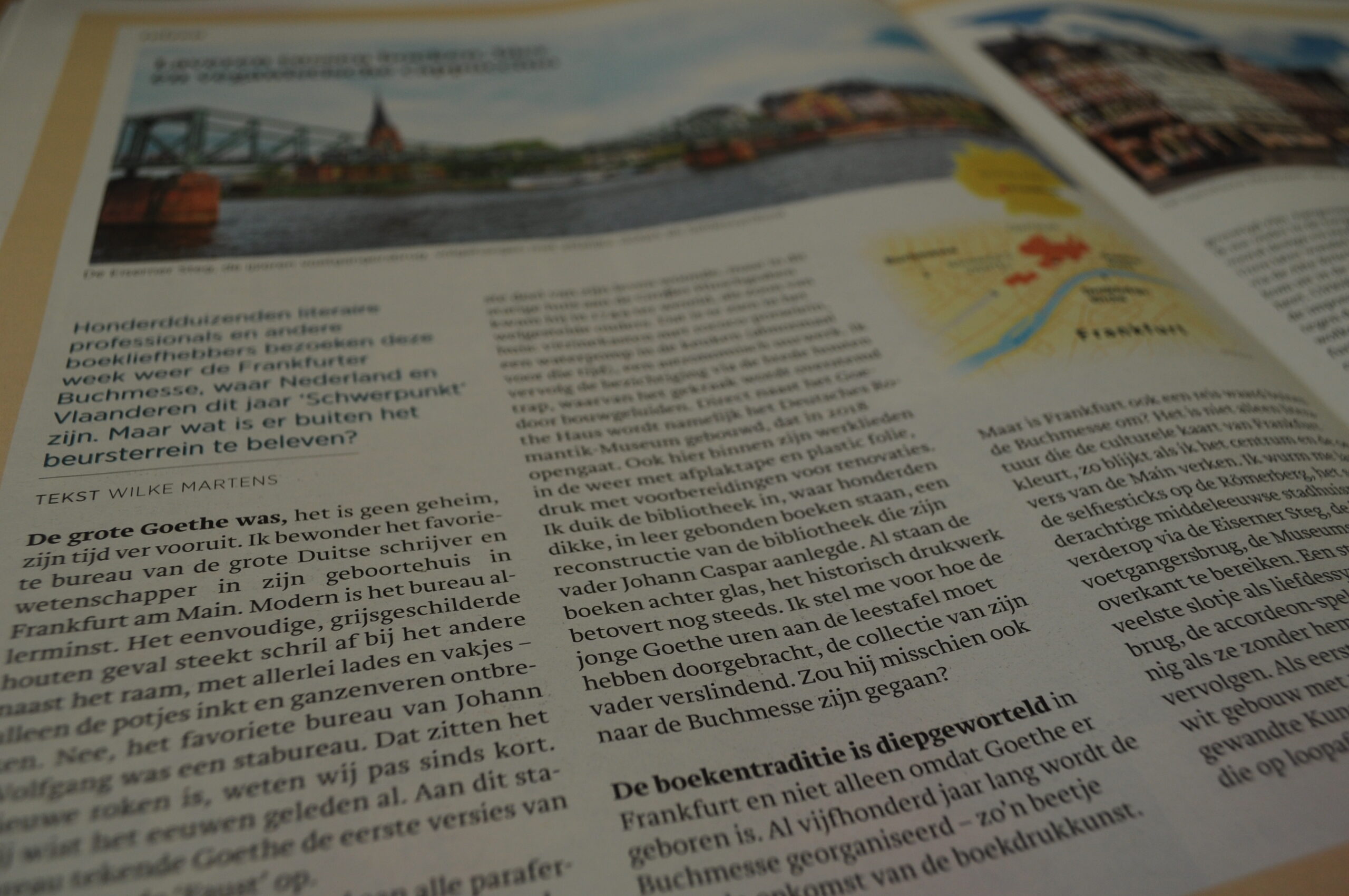 Een foto van het artikel 'Frankfurt: van diepgewortelde boekentradities tot hipsterwijkjes' in Trouw.